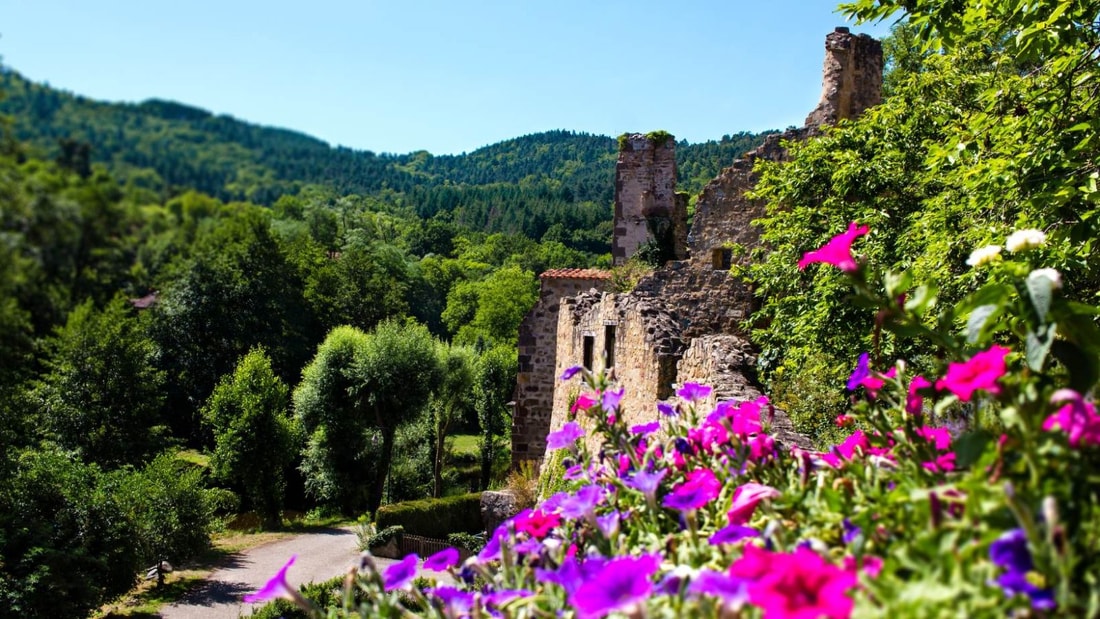 À 2h de Lyon, découvrez l'abbaye où Jean Reno a tourné 