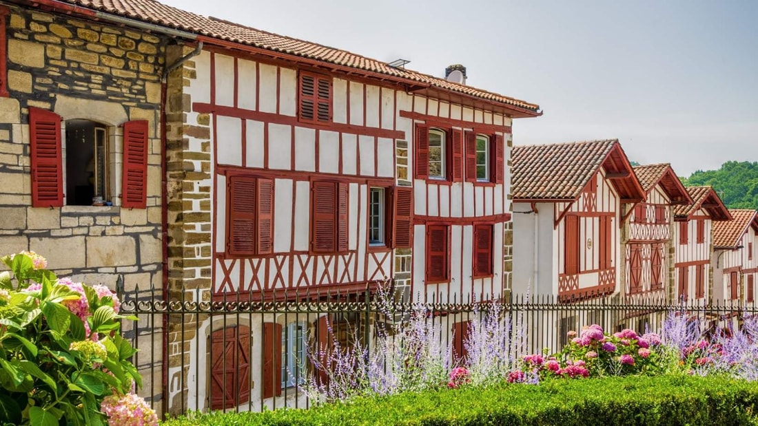 Quel village basque de 900 habitants abrite le plus vieux trinquet de France ?