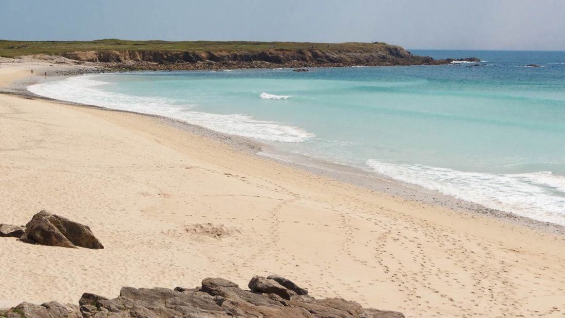 Cette plage bretonne offre des paysages à couper le souffle entre dunes protégées et falaises majestueuses !