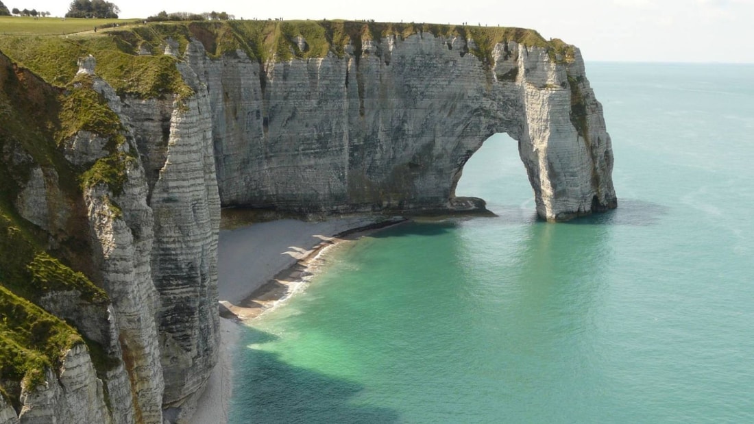 Falaises monumentales, arches de craie, galets polis... Vivez la magie d'Étretat le temps d'une escapade !