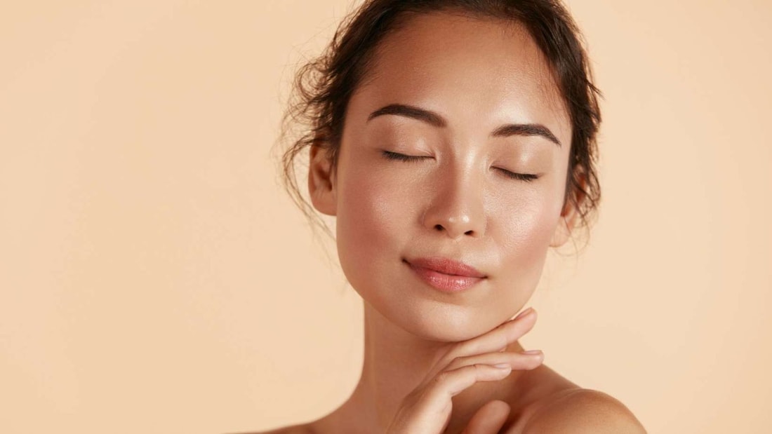 Peau terne, ridée, acnéique ? Suivez la méthode d'un dermatologue pour retrouver votre glow