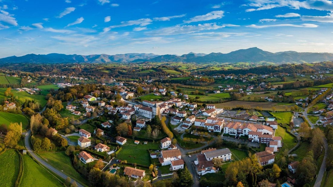 Ce village basque préservé vous invite à un voyage hors du temps entre patrimoine et nature !