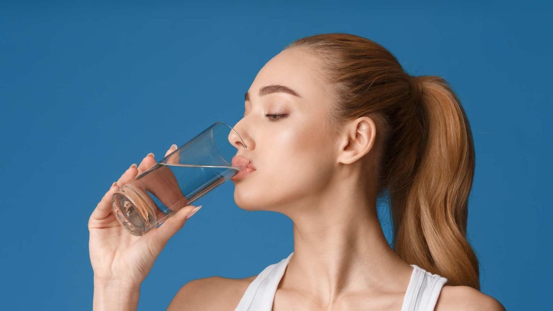 Eaux glacées, bouteilles en plastique, gorgées avalées debout... Voici tout ce qu'il faut éviter quand on boit de l'eau !