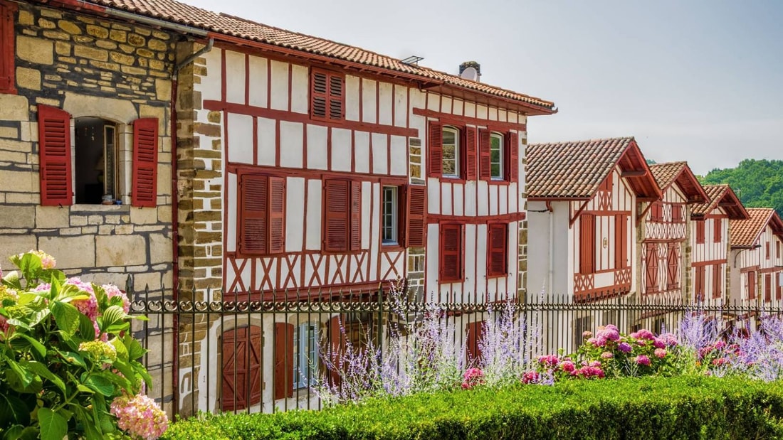 Ce village basque méconnu offre des maisons à colombages et une ambiance authentique !