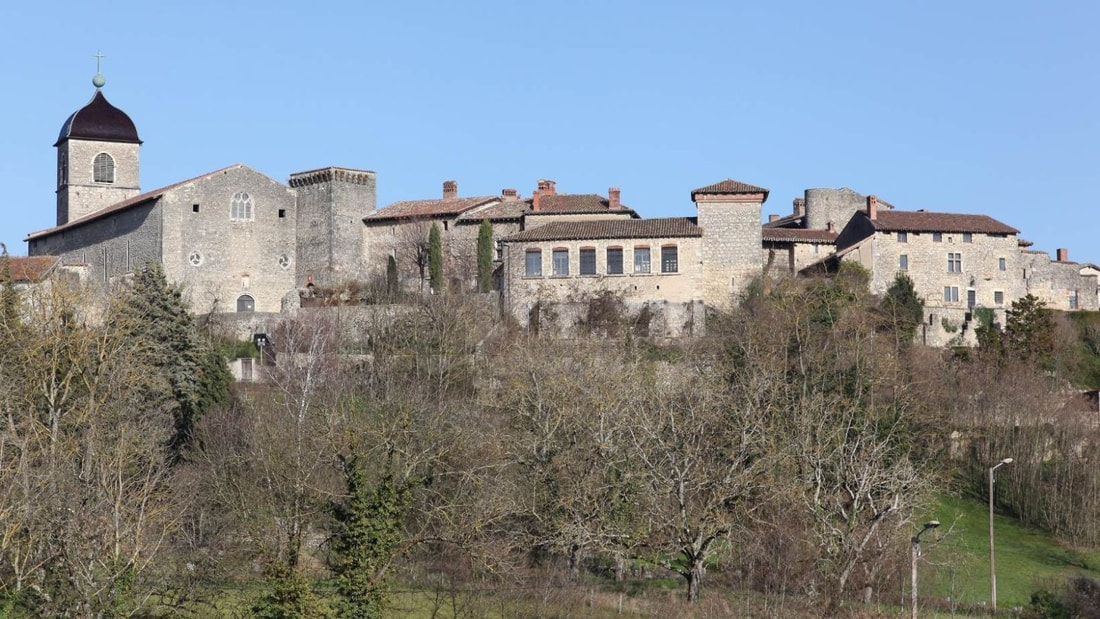 À 30 minutes de Lyon, ce village médiéval vous propulse au cœur du Moyen-Âge !