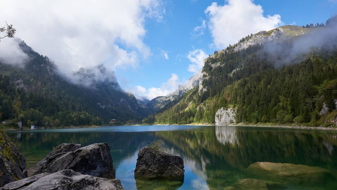 À 1400m d'altitude, découvrez l'un des plus beaux lacs alpins de Suisse romande