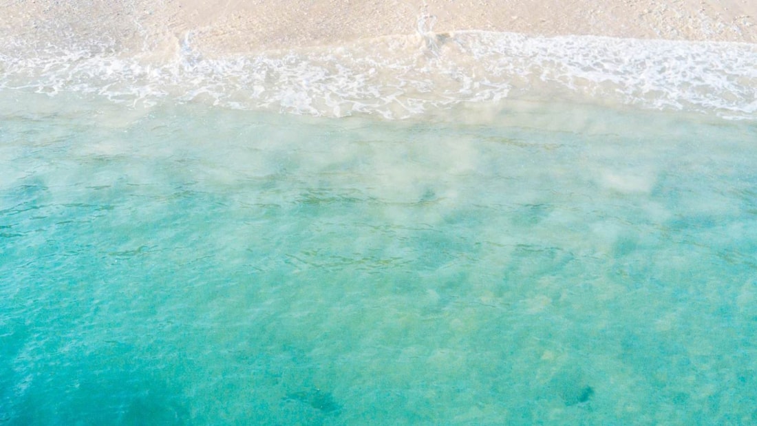 À deux pas de Nice, ce petit paradis caché révèle ses eaux turquoises...