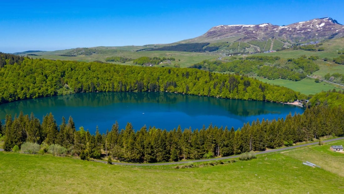 Ce lac volcanique est le plus profond d'Auvergne !