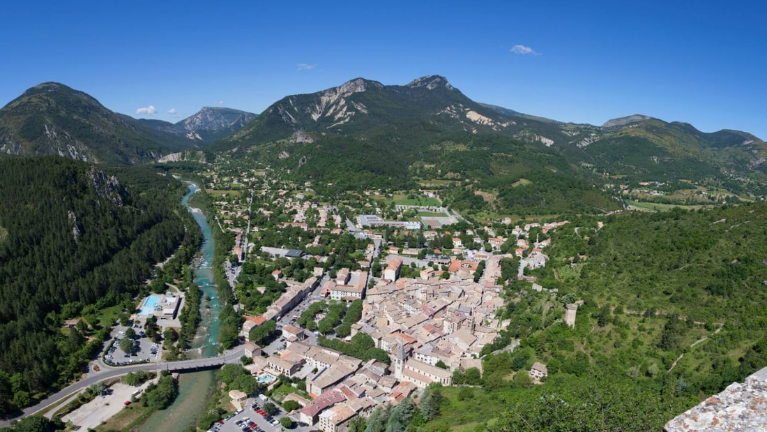 Ce village perché surplombe les gorges les plus profondes d'Europe !