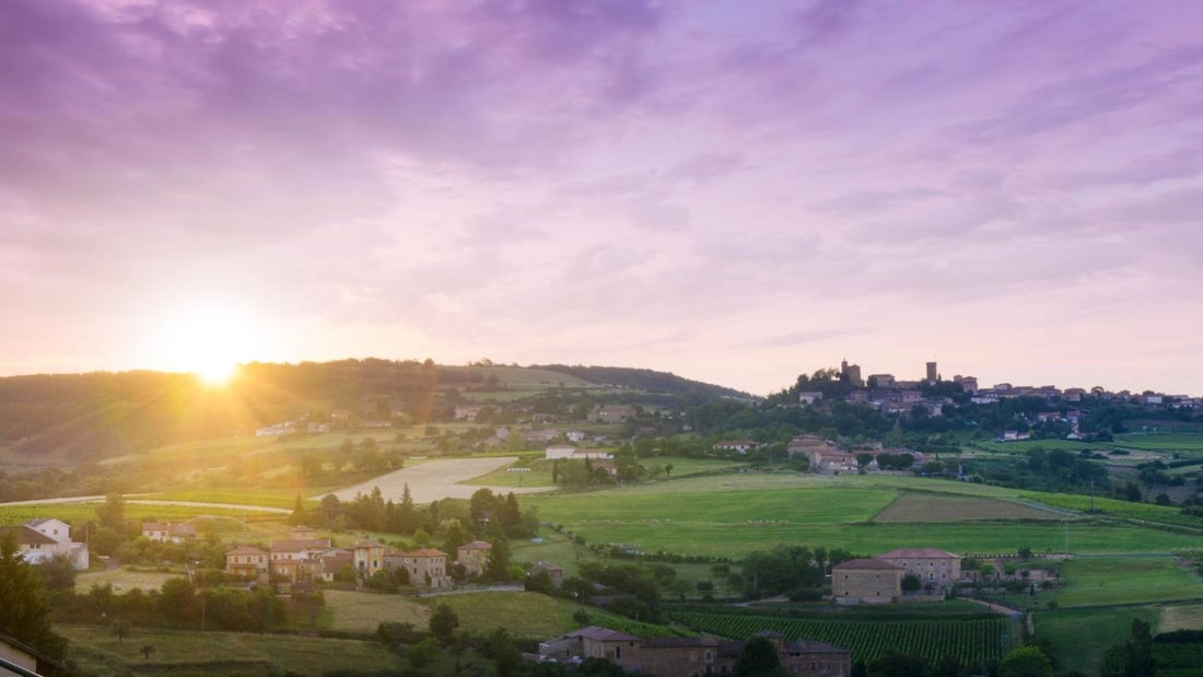 À 1 heure de Lyon, ce village médiéval est un trésor caché des monts du Beaujolais !