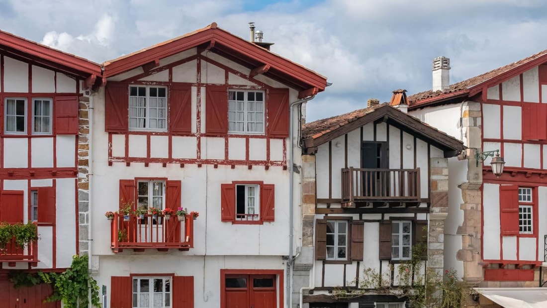 Niché au cœur du Pays Basque, ce village charmant était une étape clé sur les chemins de Compostelle. Prêt à marcher sur les pas des pèlerins ?