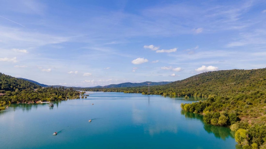 Ce lac émeraude à 1h de Cannes est un paradis pour les sports nautiques !