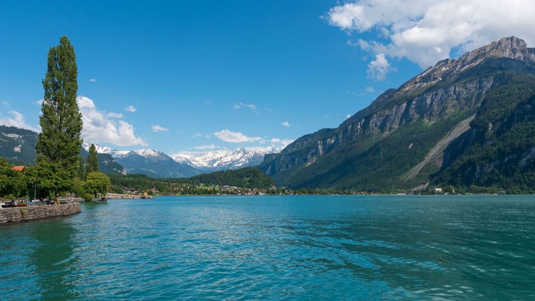 Ce lac alpin cache des eaux turquoise dignes des plus belles plages des Caraïbes