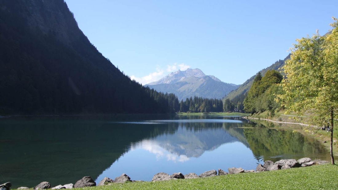 Ce lac de montagne en Haute-Savoie est parfait pour les amateurs de nature et de randonnée !