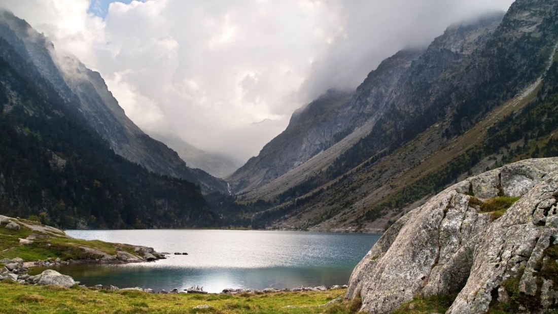 Ce lac alpin dans les Pyrénées est parfait pour les amateurs de pêche et de randonnée !