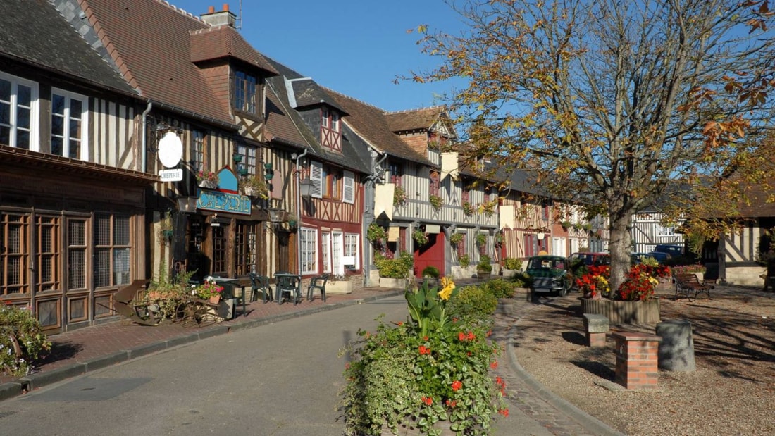 Ce village normand est célèbre pour ses maisons à colombages et ses jardins fleuris !