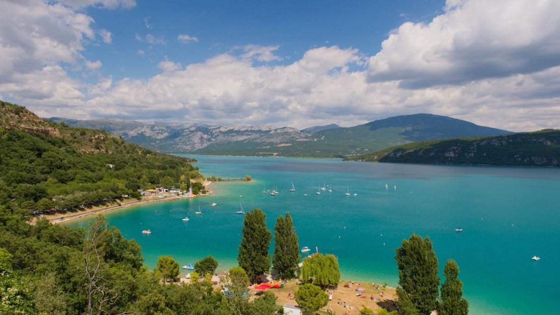 Ce lac alpin dans les Alpes est idéal pour les amateurs de sports nautiques et de randonnée !