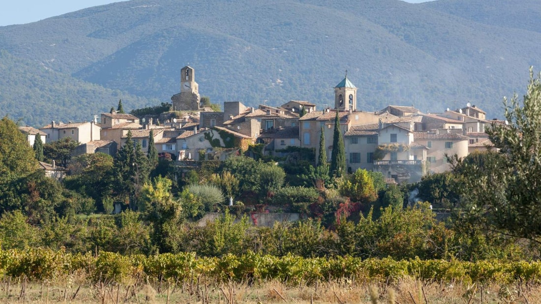 Ce village provençal est célèbre pour ses marchés locaux et ses produits du terroir !