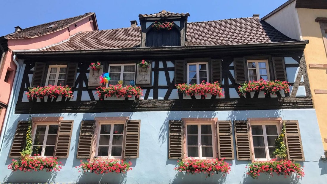 Ce village alsacien est célèbre pour ses maisons à colombages et ses vignobles