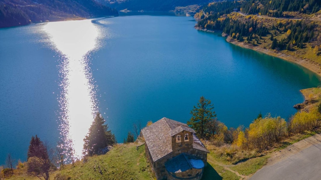 À 1557 mètres d'altitude, ce lac turquoise offre des panoramas à couper le souffle