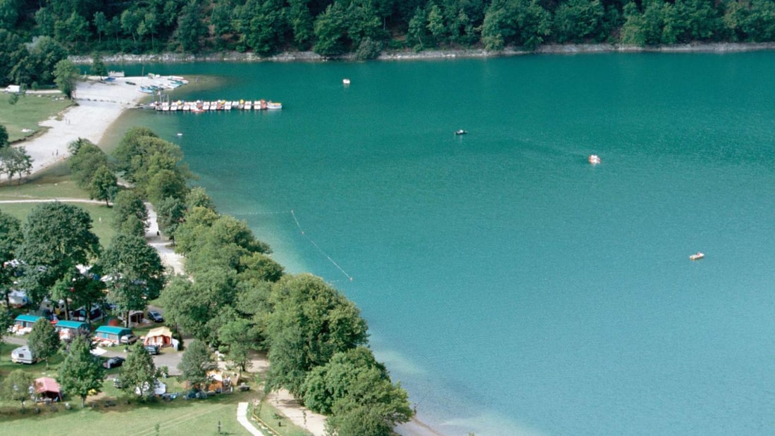 25°C dans une eau turquoise : découvrez ce lac du Jura, à seulement 2h de Lyon !