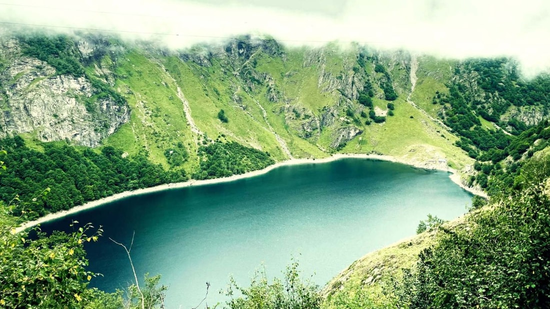 Ce lac turquoise niché au creux des montagnes est un paradis pour les randonneurs