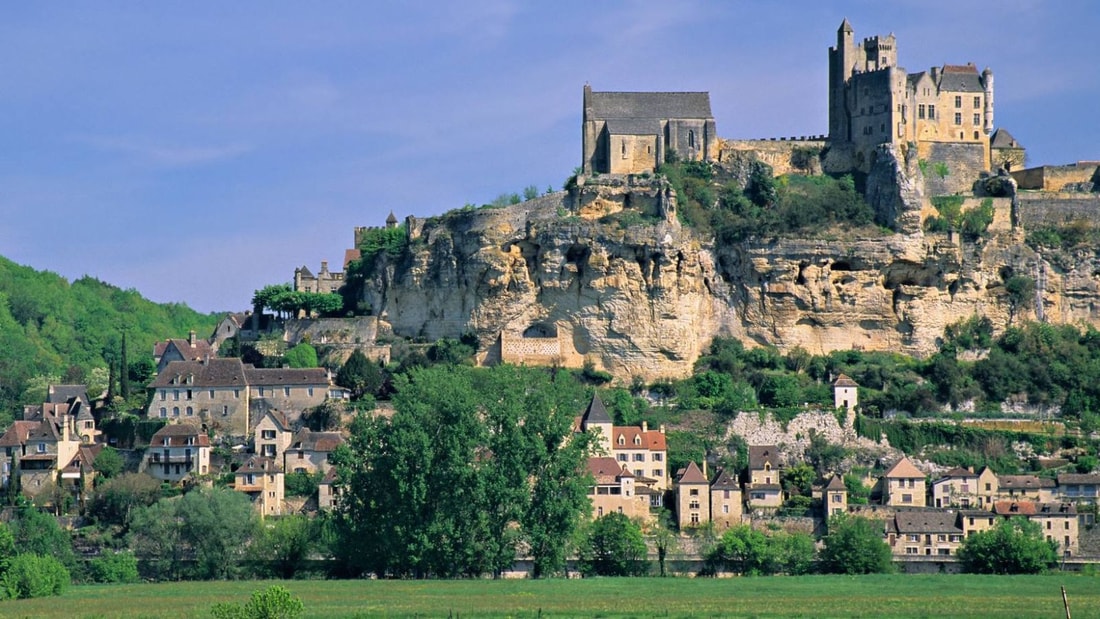 Ce village de Dordogne blotti au pied de son château vous plonge au cœur du Moyen Âge