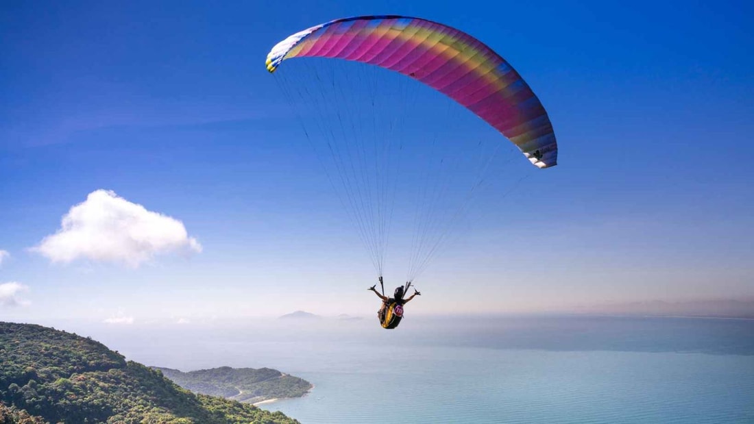 Top 10 des spots de parachutisme les plus vertigineux pour un automne haut en couleurs