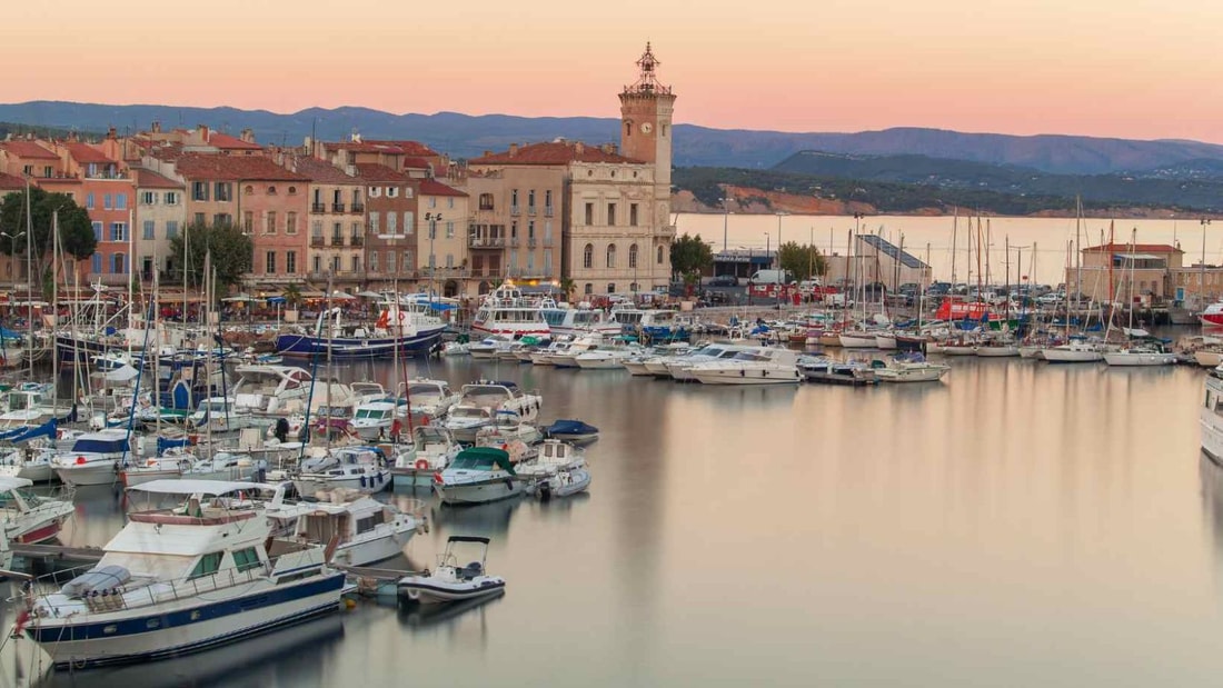 Cette ville provençale abrite le plus vieux cinéma du monde et des calanques secrètes