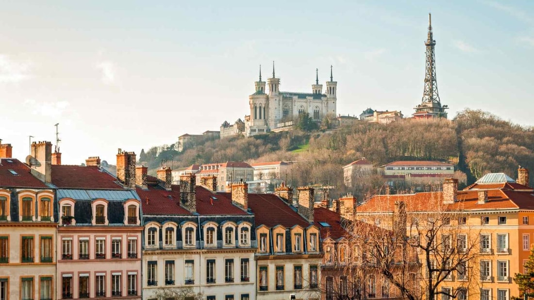 Quelle cité abrite à la fois des vestiges romains, des murs peints géants et un musée futuriste ?