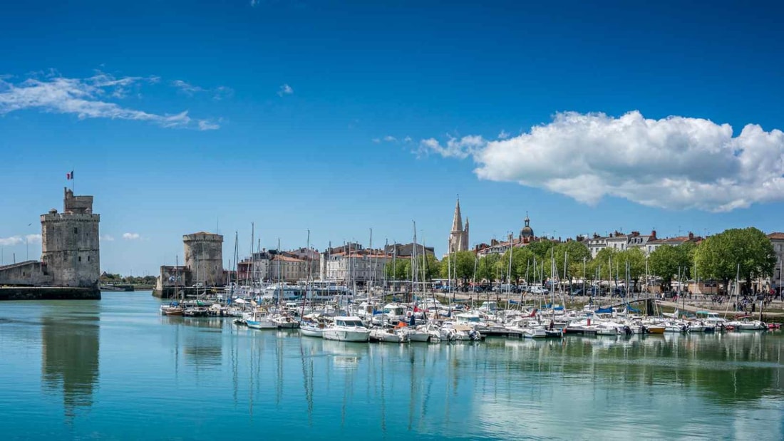 Quel port de l'Atlantique abrite à la fois un marché couvert historique et des festivals renommés ?