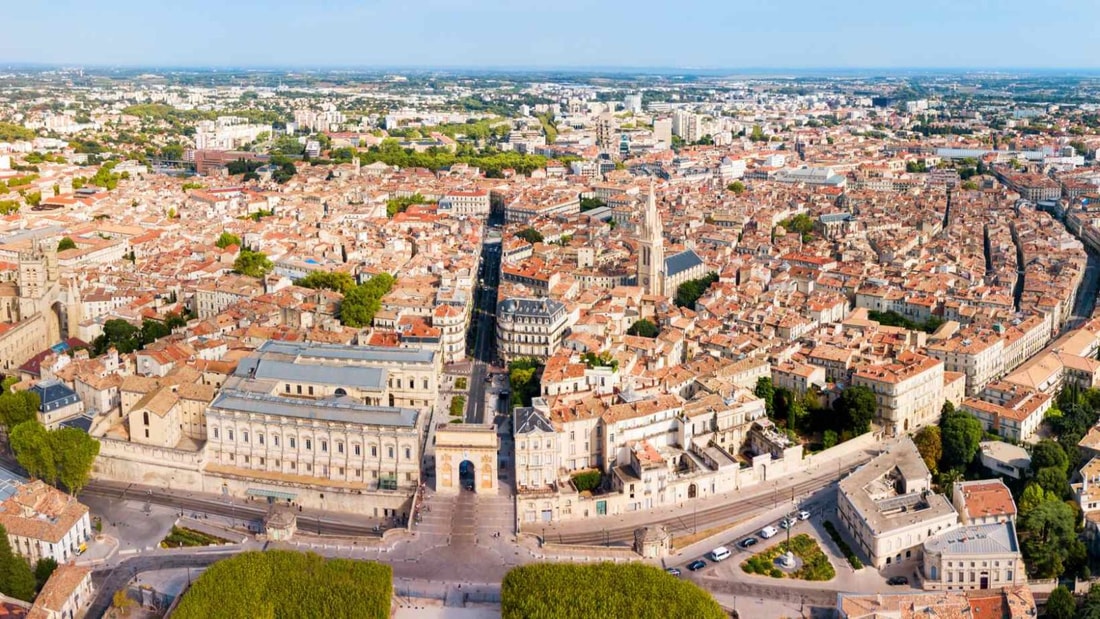 Quelle cité universitaire abrite à la fois un jardin botanique historique et un quartier futuriste ?