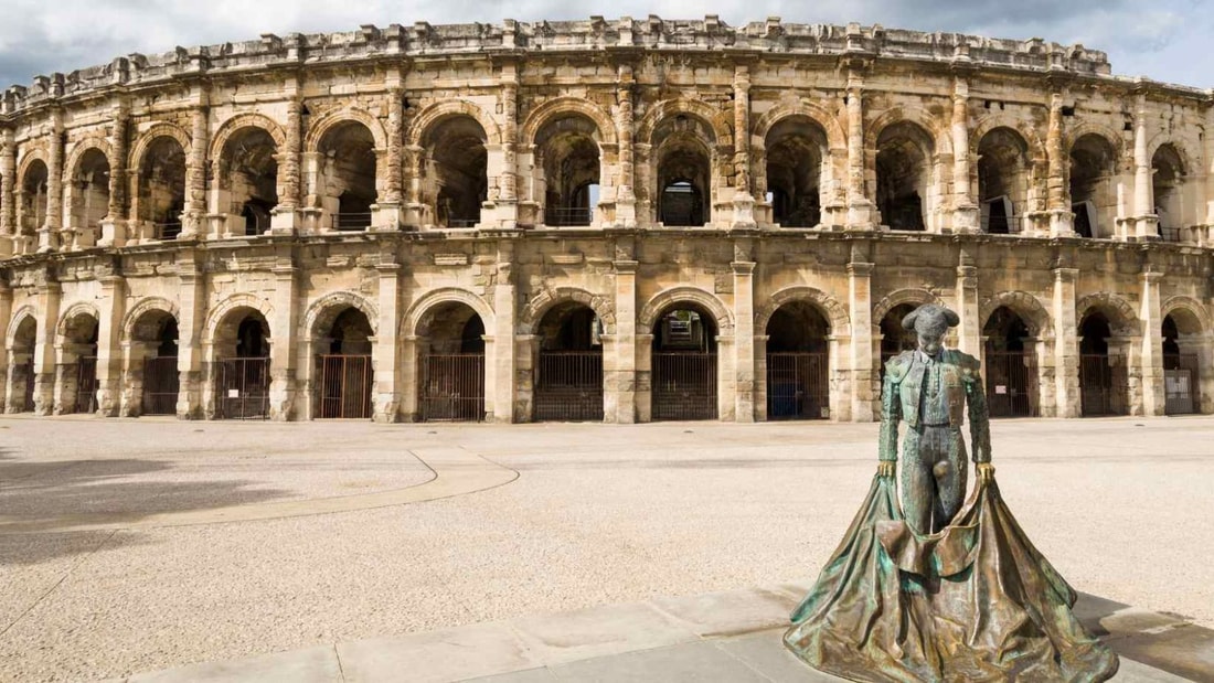 Quelle cité abrite à la fois un temple antique, des jardins à la française et un festival de BD ?