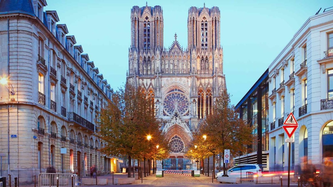 Quelle cité abrite à la fois un palais royal, des vignobles prestigieux et un musée automobile ?