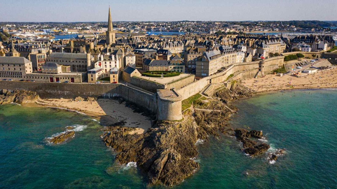 Quelle ville bretonne combine plages sauvages, gastronomie d'exception et histoire maritime ?