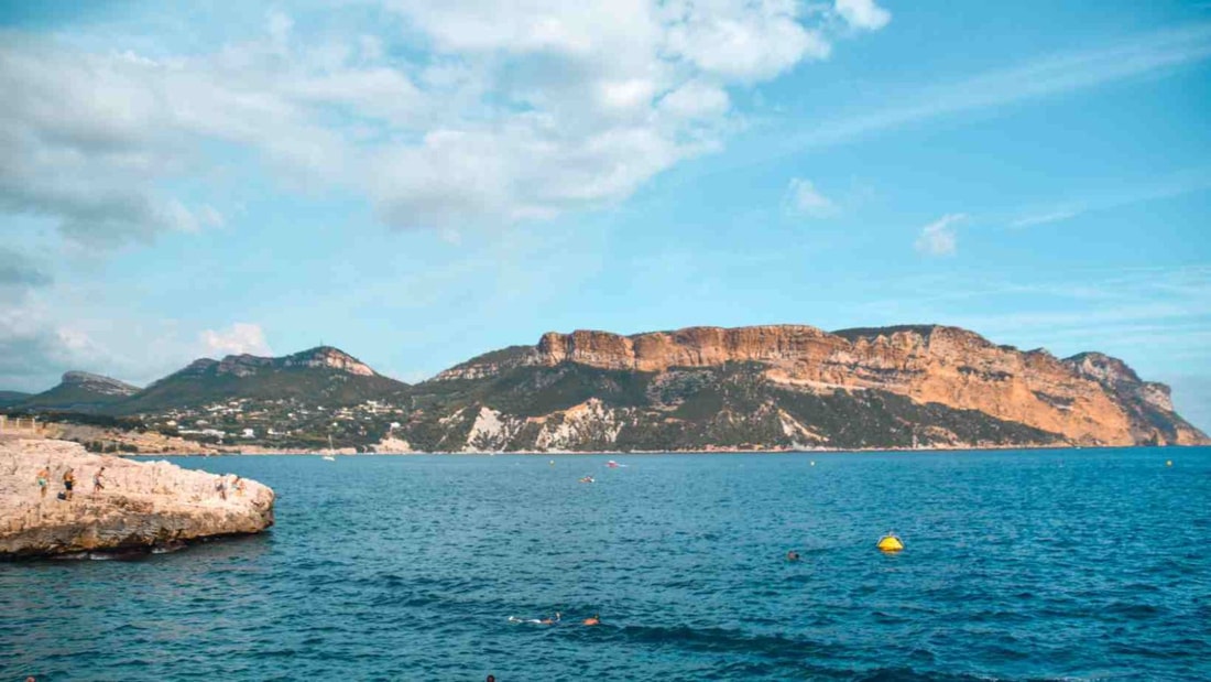 Cette cité balnéaire qui sublime la magie des calanques en automne