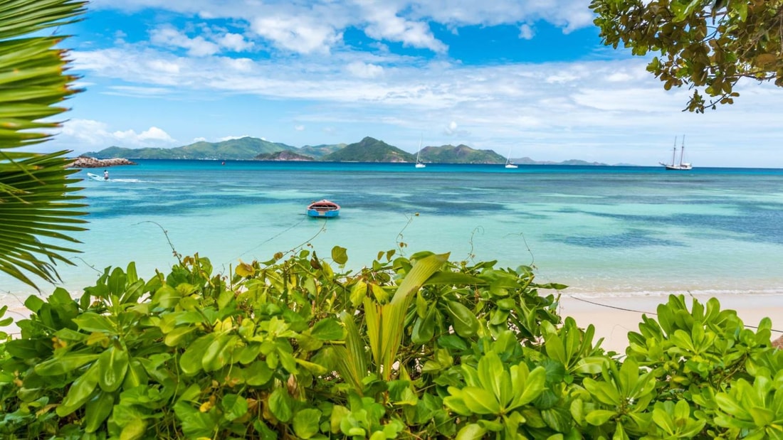 Quelle destination française offre volcans actifs et plages désertes en plein hiver ?