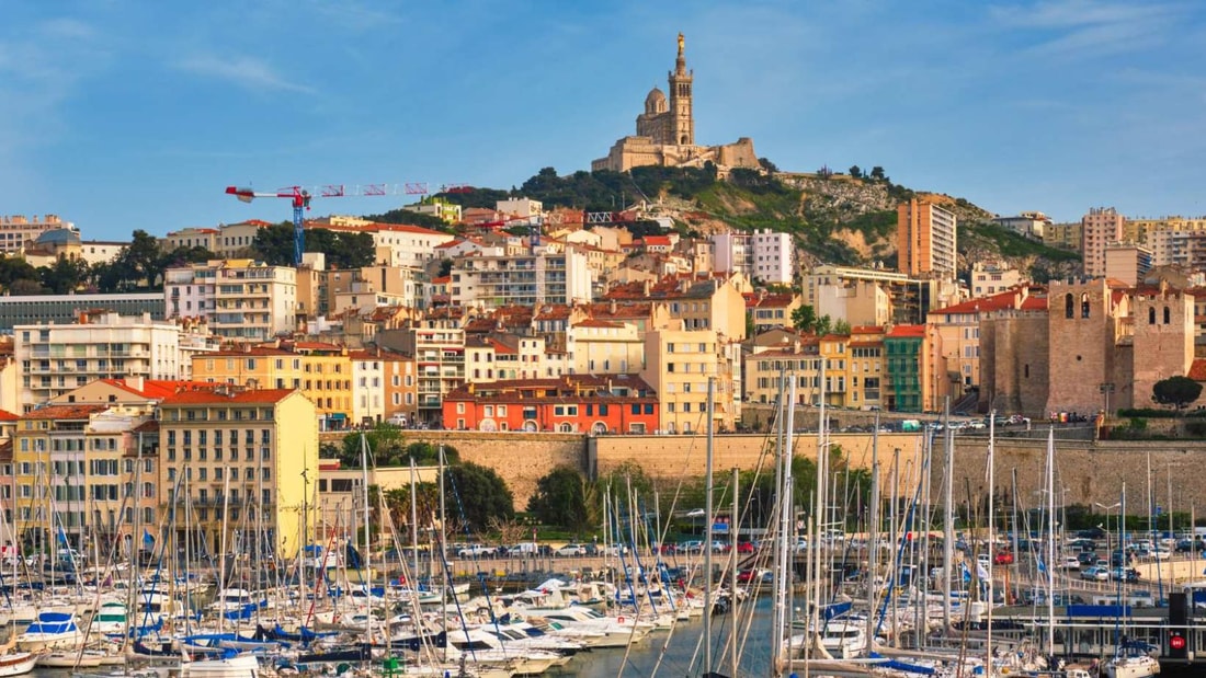 Devinez quelle cité corse offre des plages désertes et des forêts flamboyantes en octobre ?