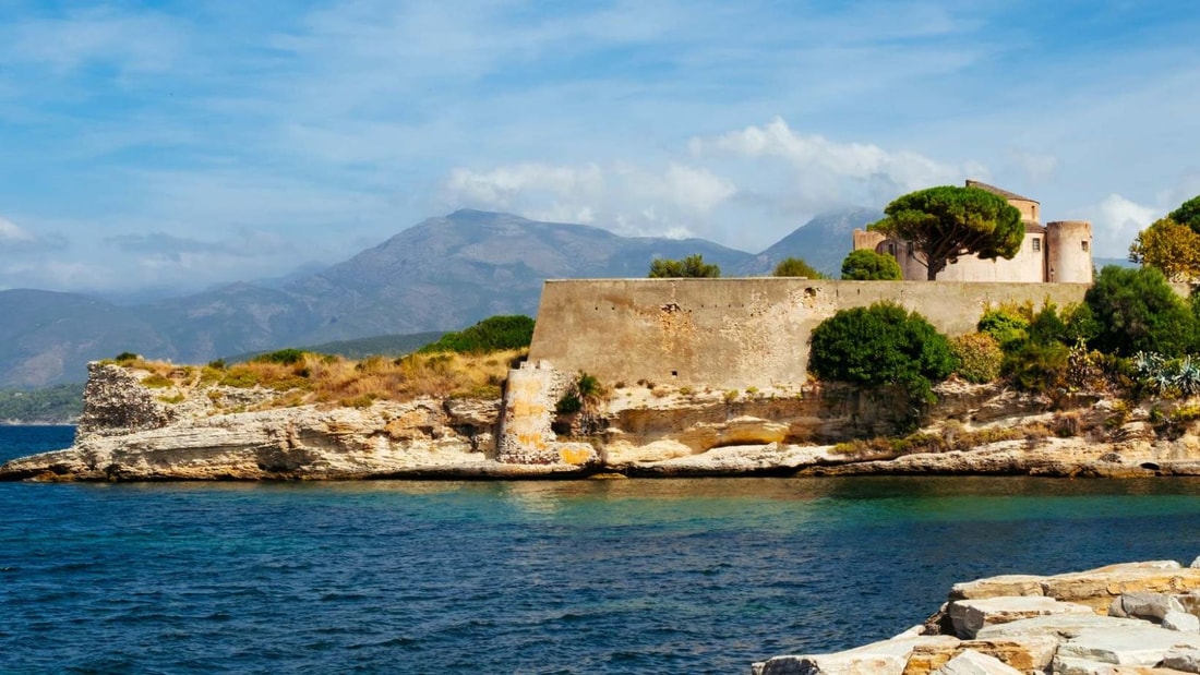 Dans quelle cité peut-on déguster du brocciu face à une citadelle génoise quand viennent les vendanges ?