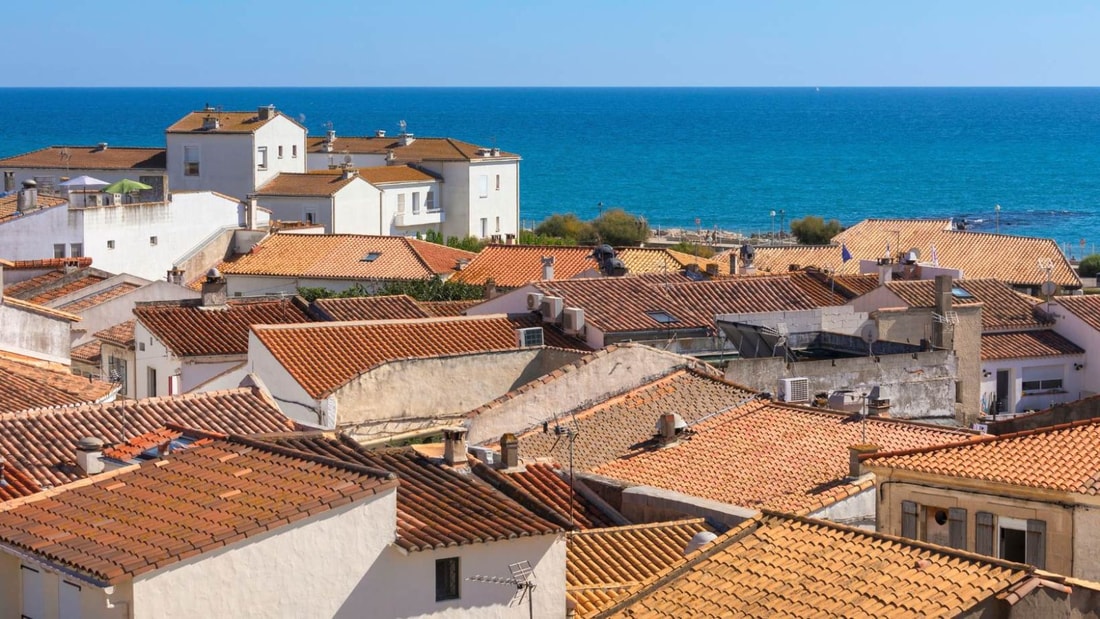 Devinez quel village de Camargue offre des balades à cheval et des festins de gardians ?