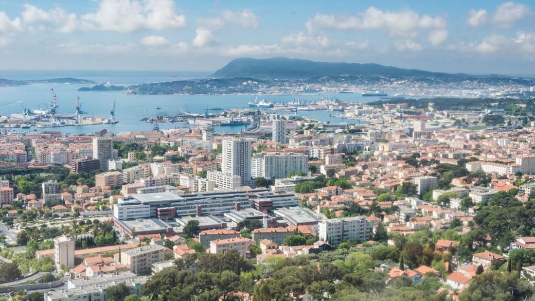 Dans quelle ville peut-on randonner dans une forêt dorée et assister à un opéra le même jour ?