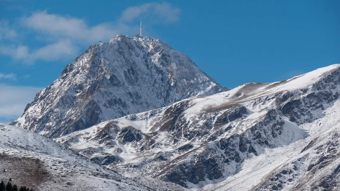 Ce spot pyrénéen offre 1000 mètres de dénivelé en ski hors-piste avec vue sur les étoiles