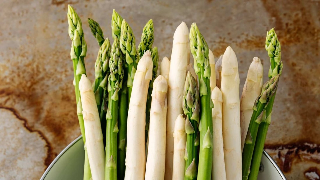 Constipé ? Cette astuce à l'asperge débloque le transit en douceur selon une naturopathe