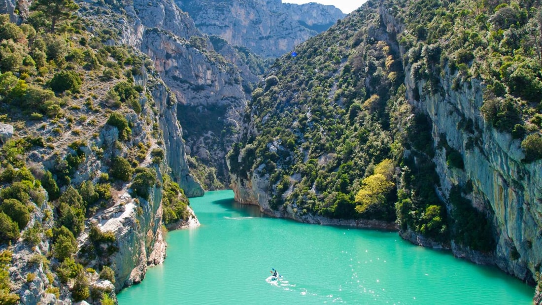 Eau turquoise, falaises vertigineuses... Cet endroit a tout pour vous séduire (et c'est en France !)