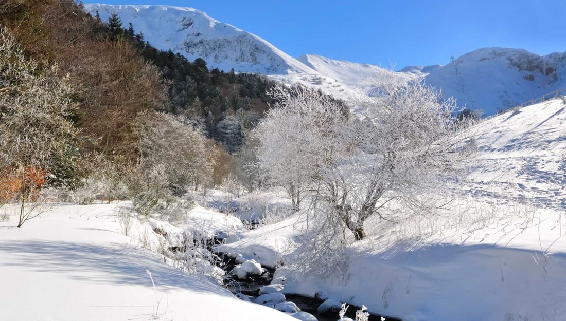 Hiver au cœur du Massif Central : 12 000 ans d’histoire et 10 stations thermales millénaires à découvrir !