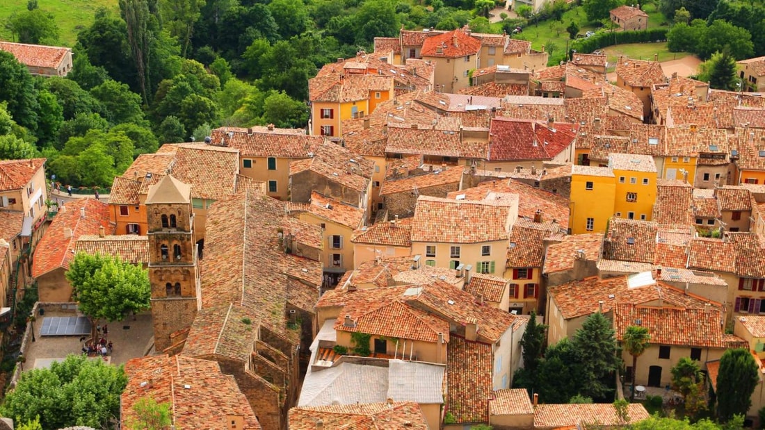 Ce village provençal de 700 habitants est niché entre 2 falaises et gardé par une étoile vieille de 800 ans