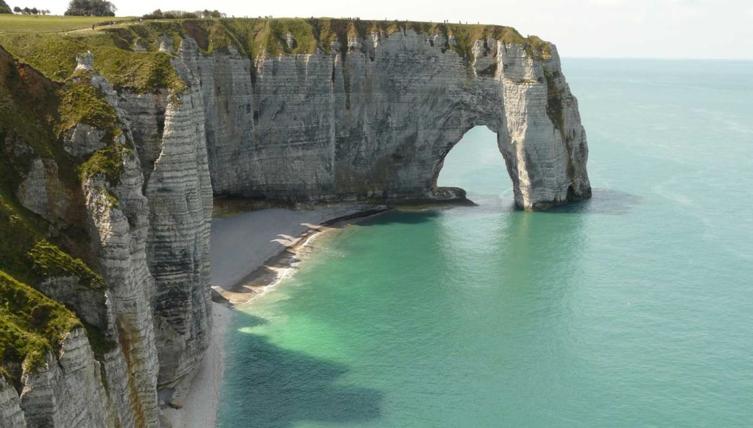 130 km de sentiers côtiers givrés: le littoral français révèle sa beauté cachée cet hiver