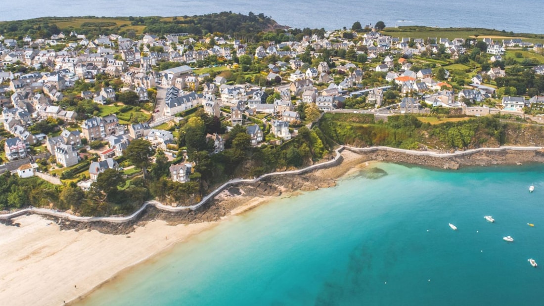 2 km de sable blanc et des criques secrètes : bienvenue dans cet écrin breton préservé