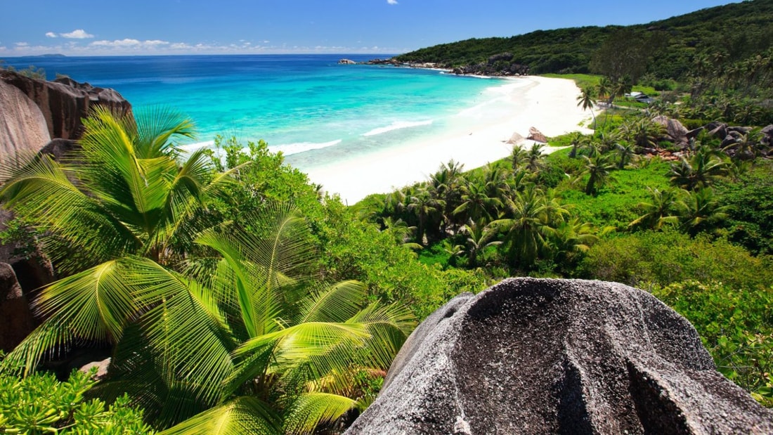 Cette plage française vous fera croire que vous êtes aux Seychelles