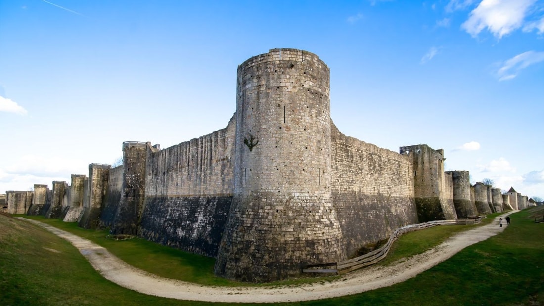 Franchissez les remparts du temps dans cette ville UNESCO en Île-de-France